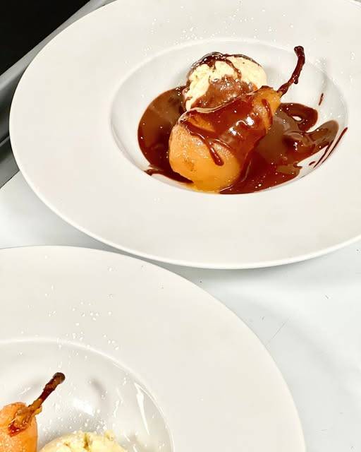 Poire confite au caramel beurre salé, glace vanille et sauce chocolat