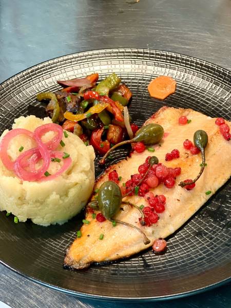 Filet de truite citron aux câpres, amandes grillées et groseilles